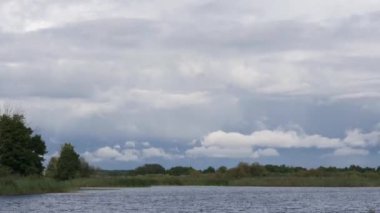 Fırtına bulutları 2021 nehrinin üzerinde gökyüzünde süzülüyor.