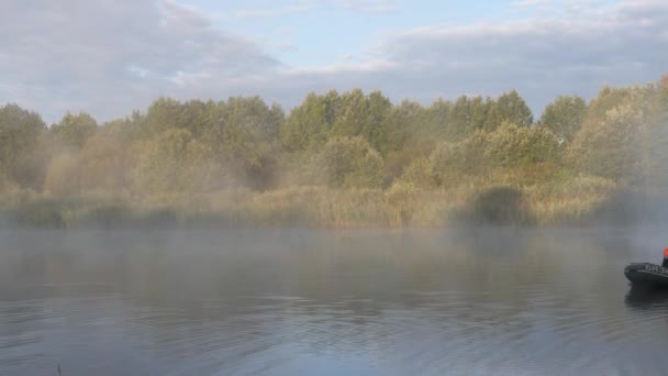 Gomel Belarus September 2021 Рибалка Катері Мотором Вранці Тумані — стокове відео