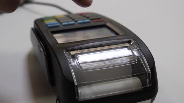 Betaling met een handheld terminal met creditcard of telefoon — Stockvideo