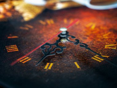 Elleri olan eski saat 2021 'i sayıyor.