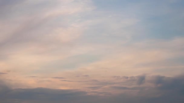 4K Himmel Zeitraffer, Schöner Hintergrund, Blauer Himmel mit Wolken und Sonne, Wolken beim Sonnenaufgang. — Stockvideo