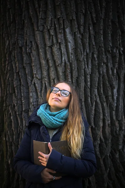 Портрет Красивой Девушки Книгой Большого Дерева 2021 Года — стоковое фото