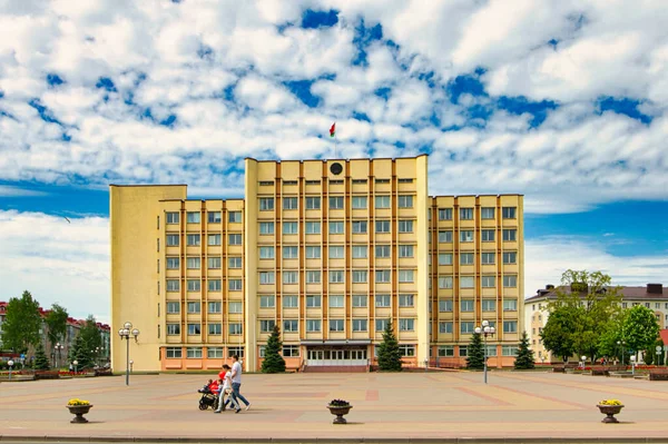 Slutsk Belarus Septiembre 2021 Edificio Administrativo Plaza Familia Feliz Con —  Fotos de Stock