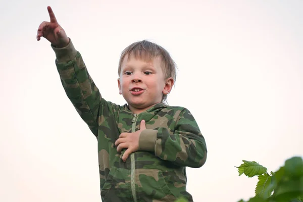 Μικρό Αγόρι Δείχνει Δάχτυλό Του Στη Φύση 2021 — Φωτογραφία Αρχείου