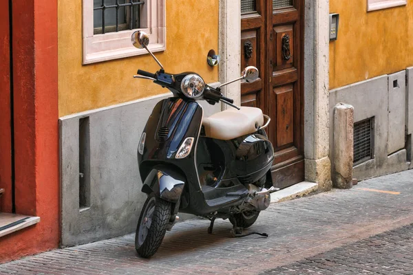 Urbino Italia Agosto 2017 Scooter Estacionado Calle — Foto de Stock