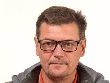 2021 'e yakın çekim yüz ifadeleri olan, gözlüklü, tıraş olmamış yaşlı bir adam.