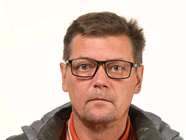 Alter Unrasierter Mann Mit Brille Und Mimik Großaufnahme 2021 lizenzfreie Stockfotos