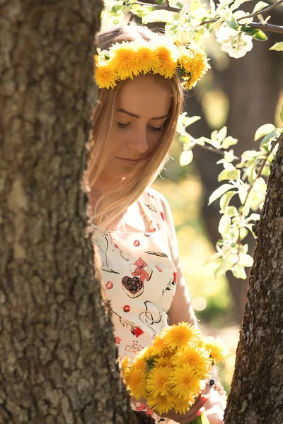 Portrait d'une fille avec des pissenlits 5 — Photo