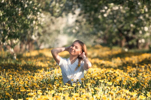 Mädchen auf Blumenwiese — Stockfoto