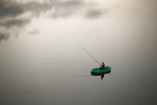 Pescador no barco — Fotografia de Stock