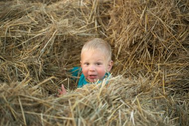 saman oynayan çocuk