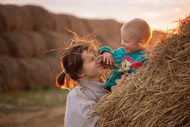 saman oynayan çocuk
