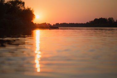 Akşam balık Nehri üzerinde