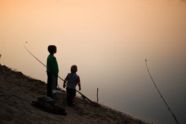 Pêche en soirée sur la rivière — Photo