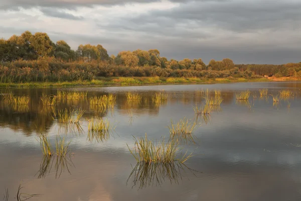 Lago eventide antes de la lluvia —  Fotos de Stock