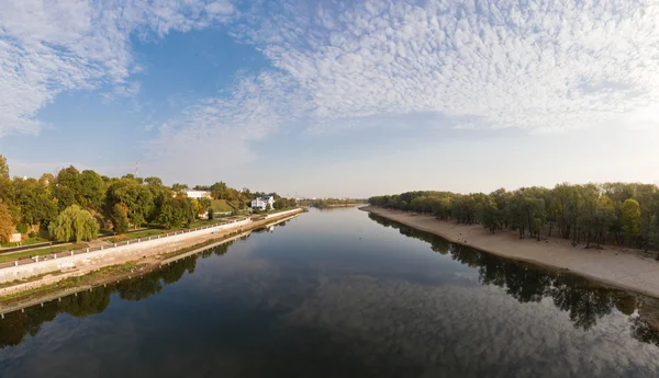 Panorama van de waterkant met voetgangersbrug — Stockfoto