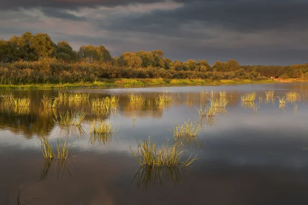 Soirée d'automne sur le lac — Photo