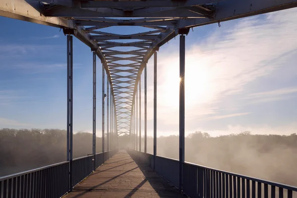Gomel - 1 Οκτωβρίου: πεζογέφυρα στην ομίχλη το πρωί — Φωτογραφία Αρχείου