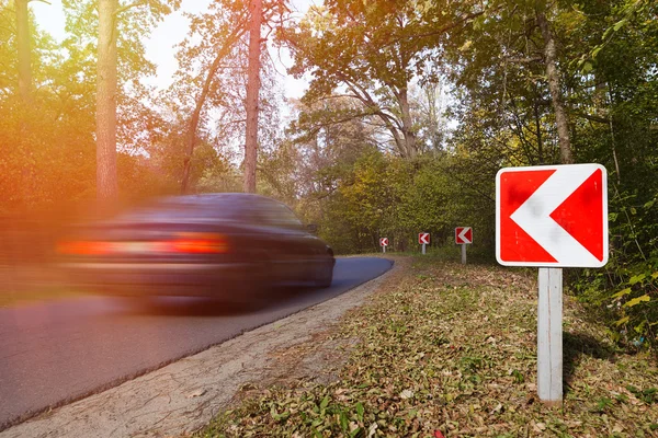 Een scherpe bocht op een bos weg — Stockfoto