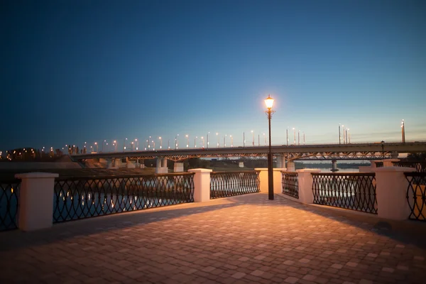 Luces iluminan el paseo marítimo de la ciudad —  Fotos de Stock