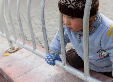 bir şehir parkta bir yürüyüş iki yaşında bir çocuk