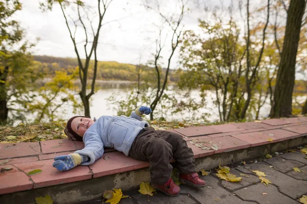 Мальчик двух лет на прогулке в городском парке — стоковое фото