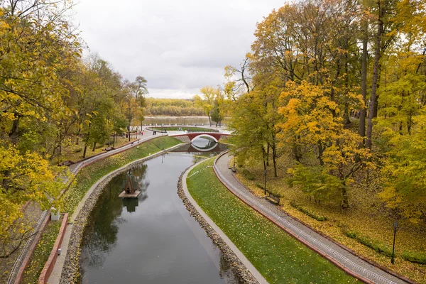 Outono de ouro em um passeio em um parque da cidade — Fotografia de Stock