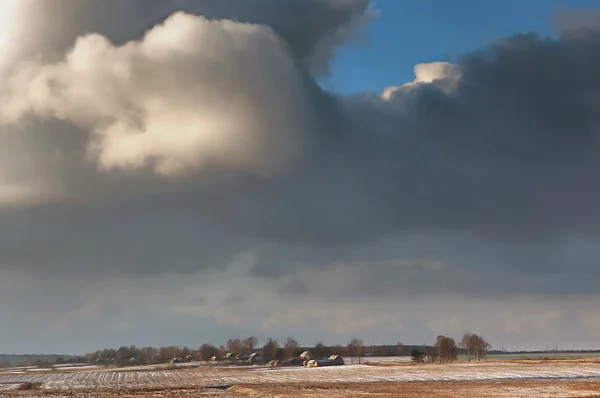 Wolken ziehen über dem Dorf auf — Stockfoto