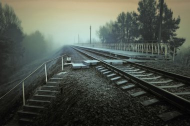 kırsal kesimde sisli sonbahar sabahı sırasında tren yolu