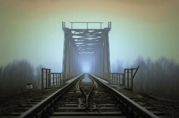 Trilha ferroviária durante a manhã nebulosa de outono no campo — Fotografia de Stock