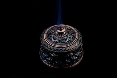 Tütsü duman ile bronz bir buhurdan