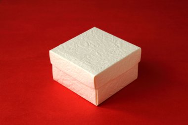 Kırmızı zemin üzerine beyaz kutu