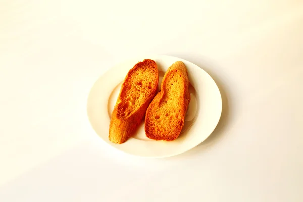 Dos rebanadas de pan tostado sobre fondo blanco —  Fotos de Stock
