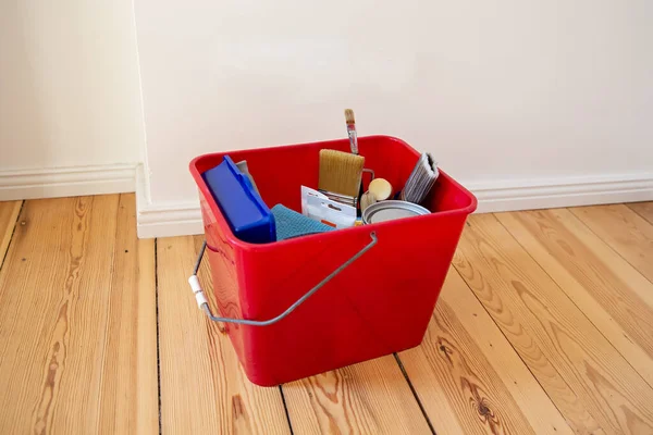 DIY kovası, fırçalar, boya fırçaları, silindirler ve boya malzemeleri