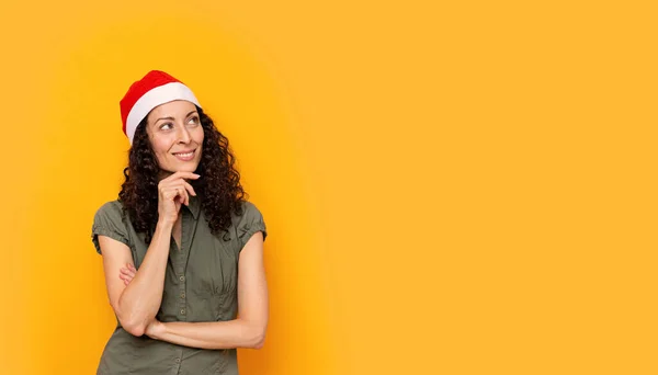 Gülümseyen Noel şapkalı kadın 