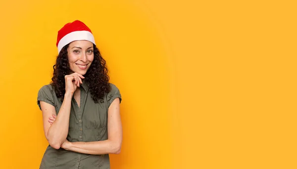 Gülümseyen Noel şapkalı kadın 
