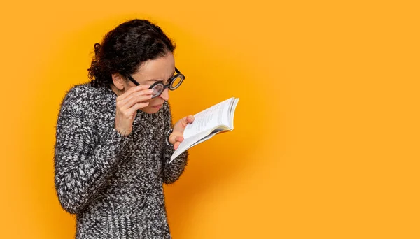 Old Funny Woman Thick Glasses Reading — Stock Photo, Image