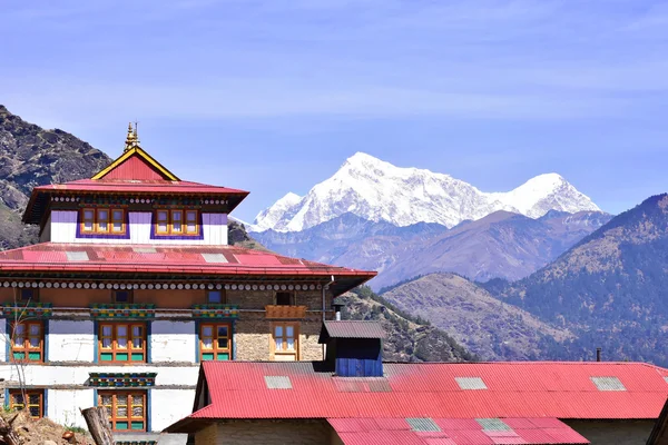 Tibetaanse klooster in Junbesi Nepal, Himalaya berg achtergrond — Stockfoto