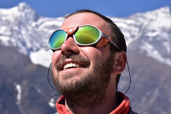 Alpinist tittar på toppmötet, mountain bakgrund — Stockfoto