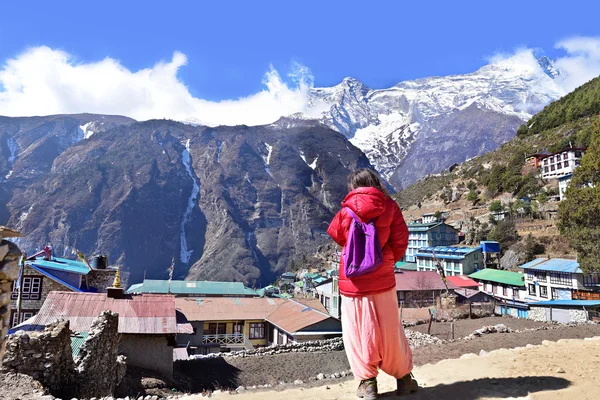 Trekker looking at Namche Bazaar, Himalaya, Nepal — Stock Photo, Image