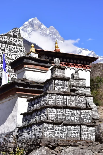 Stupa at mountain background, Prayer stones. Ghat village, Nepal — Stock Photo, Image