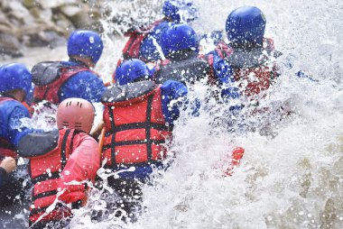 Dalgalar sıçramasına rafting ekibi