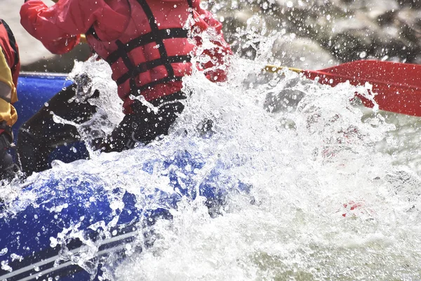 Rafting equipe salpicando as ondas — Fotografia de Stock