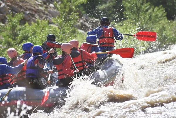 Dalgalar sıçramasına rafting ekibi