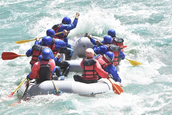 A hullámok fröccsen rafting csapat — Stock Fotó