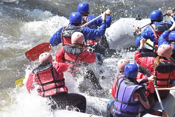 Rafting equipe salpicando as ondas — Fotografia de Stock