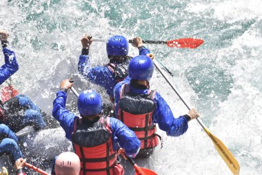 Dalgalar sıçramasına rafting ekibi