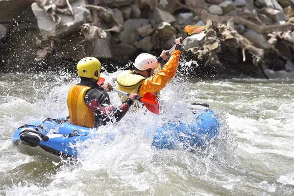 Kayak come sport di squadra estremo e divertente — Foto Stock