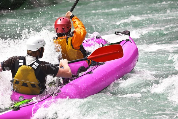 Aşırı ve eğlenceli takım sporu Kayak — Stok fotoğraf