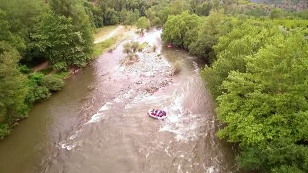 Widok z lotu ptaka River Rafting, ekstremalne i zabawy sportowe. Drone wideo. — Wideo stockowe